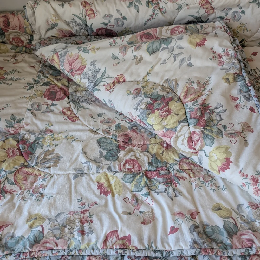 Liz Claiborne Liz at Home Reversible Cream Blue Floral Comforter Vintage 96x84